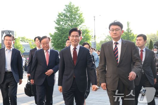 김문수 국민의힘 대선 후보가 7일 서울 종로구 한 음식점에서 한덕수 무소속 대선 후보와 단일화 관련 논의를 위해 들어가고 있다. (공동취재) 2025.5.7/뉴스1 ⓒ News1 오대일 기자