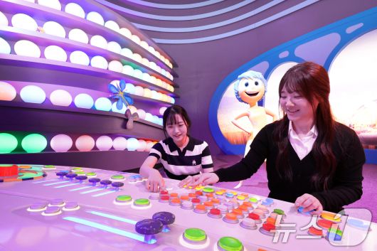 7일 오전 서울 성동구 성수문화예술마당에서 열린 '문도 픽사(Mundo Pixae): 픽사, 상상의 세계로' 미디어데이에서 관계자가 체험공간을 소개하고 있다. 2025.5.7/뉴스1 ⓒ News1 황기선 기자