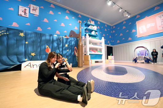 7일 오전 서울 성동구 성수문화예술마당에서 열린 '문도 픽사(Mundo Pixae): 픽사, 상상의 세계로' 미디어데이에서 관계자가 체험공간을 소개하고 있다. 2025.5.7/뉴스1 ⓒ News1 황기선 기자