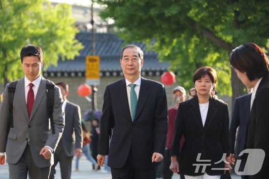 한덕수 무소속 대선 후보가 7일 서울 종로구 한 음식점에서 김문수 국민의힘 대선 후보와 단일화 관련 논의를 위해 들어가고 있다. (공동취재) 2025.5.7/뉴스1 ⓒ News1 오대일 기자
