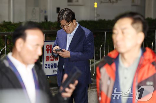 권성동 국민의힘 원내대표가 후보 단일화 문제로 당 지도부와 갈등을 겪고 있는 김문수 대통령 후보를 만나기 위해 6일 서울 관악구 김 후보의 집 앞에서 기다리고 있다. 2025.5.6/뉴스1 ⓒ News1 김명섭 기자