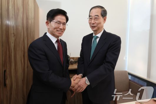 김문수 국민의힘 대통령 후보와 한덕수 무소속 예비후보가 7일 오후 서울 종로구의 한 식당에서 단일화 관련 회동을 하기 전 악수하고 있다. (공동취재) 2025.5.7/뉴스1 ⓒ News1 오대일 기자