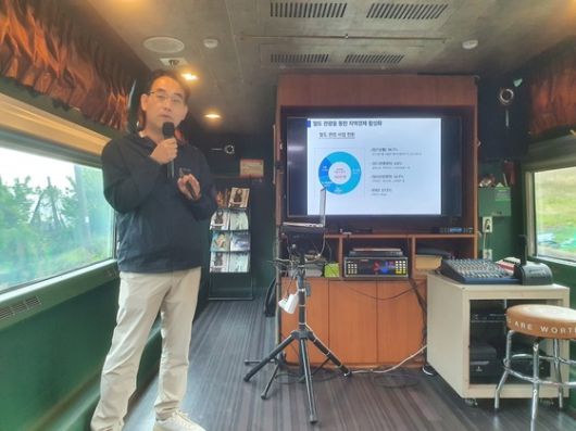 지난 2일 송문관 코레일 여행플랫폼처 부장이 '지역사랑 철도여행' 상품에 대해 설명하고 있다. 뉴스1 ⓒ News1 조용훈 기자