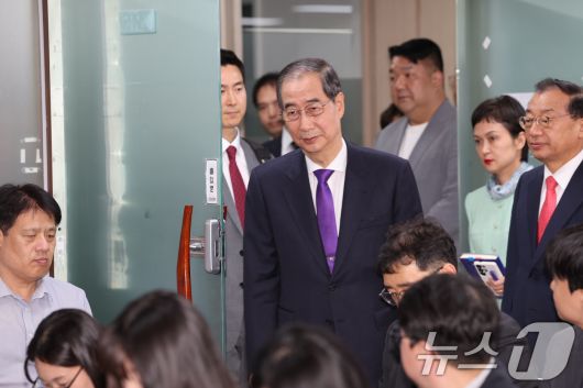 한덕수 무소속 대선 예비후보가 7일 오후 긴급 입장 발표를 하기 위해 서울 여의도 맨하탄21빌딩에 마련된 선거 사무소로 들어서고 있다. 2025.5.7/뉴스1 ⓒ News1 이재명 기자