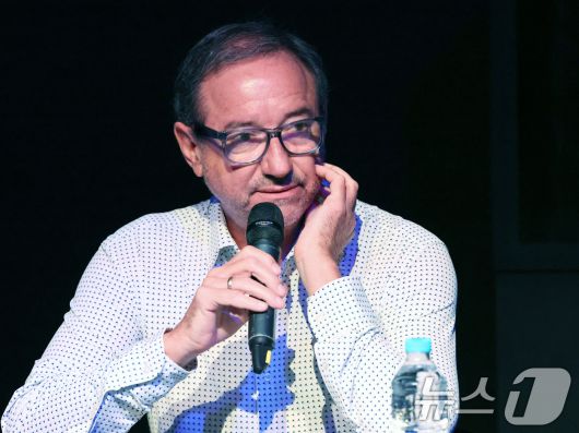 페르난도 모야 골든피크 라이브 엔터테인먼트의 CEO가 7일 서울 덩동구 성수문화예술마당에서 열린 '문도 픽사(Mundo Pixae): 픽사, 상상의 세계로' 미디어데이에서 취재진 질문에 답하고 있다. 2025.5.7/뉴스1 ⓒ News1 황기선 기자