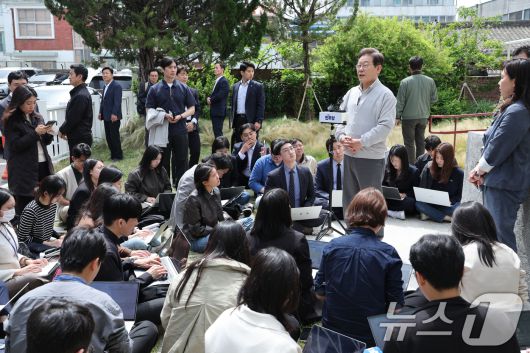이재명 더불어민주당 대통령 후보가 2차 골목골목 경청투어 마지막 날인 7일 오후 전북 전주시의 카페 앞에서 공직선거법 위반 사건 파기환송심 첫 공판기일 연기에 대한 입장을 밝히고 있다. 2025.5.7/뉴스1 ⓒ News1 안은나 기자