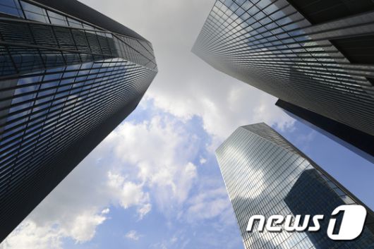 서울 도심 하늘 2017.8.1/뉴스1 ⓒ News1 신웅수 기자