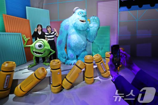 7일 오전 서울 성동구 성수문화예술마당에서 열린 '문도 픽사(Mundo Pixae): 픽사, 상상의 세계로' 미디어데이에서 관계자가 체험공간을 소개하고 있다.  2025.5.7/뉴스1 ⓒ News1 황기선 기자