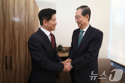 김문수 국민의힘 대통령 후보와 한덕수 무소속 예비후보가 7일 오후 서울 종로구의 한 식당에서 단일화 관련 회동을 하기 전 악수하고 있다. (공동취재) 2025.5.7/뉴스1 ⓒ News1 오대일 기자