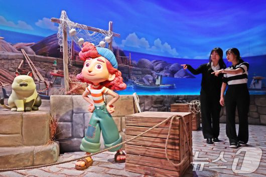 7일 오전 서울 성동구 성수문화예술마당에서 열린 '문도 픽사(Mundo Pixae): 픽사, 상상의 세계로' 미디어데이에서 관계자가 체험공간을 소개하고 있다. 2025.5.7/뉴스1 ⓒ News1 황기선 기자