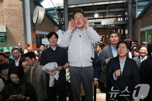 이재명 더불어민주당 대통령 후보가 2차 골목골목 경청투어 마지막 날인 7일 오전 전북 임실군 임실시장을 찾아 즉흥 연설하고 있다. (공동취재) 2025.5.7/뉴스1 ⓒ News1 안은나 기자