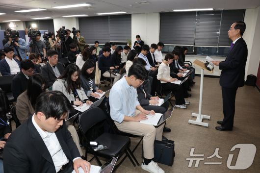 한덕수 무소속 대선 예비후보가 7일 서울 여의도 맨하탄21빌딩에 마련된 선거 사무소에서 긴급 입장 발표를 하고 있다. 2025.5.7/뉴스1 ⓒ News1 이재명 기자