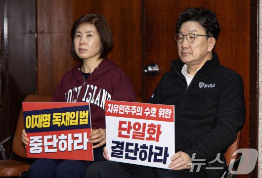 권성동 국민의힘 원내대표가 7일 오후 서울 여의도 국회 로텐더홀에서 김문수 당 대통령 후보에게 단일화 약속을 촉구하며 무기한 단식에 돌입하고 있다. 2025.5.8/뉴스1 ⓒ News1 이재명 기자