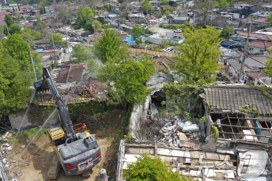 서울 마지막 달동네인 노원구 중계본동 '백사마을'이 8일 오전 철거 작업을 하고 있다. (공동취재) 2025.5.8/뉴스1 ⓒ News1 김성진 기자