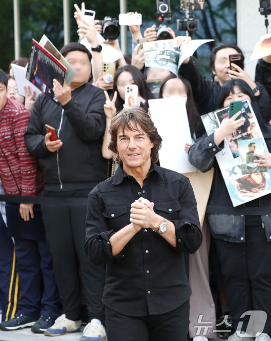 할리우드 배우 톰 크루즈가 '미션 임파서블: 파이널 레코닝' 홍보를 위해 7일 오후 서울김포비즈니스항공센터(SGBAC)를 통해 내한해 인사를 하고 있다. 2025.5.7/뉴스1 ⓒ News1 권현진 기자