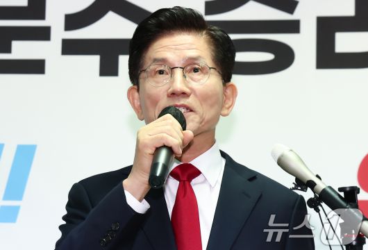 김문수 국민의힘 대통령 후보가 8일 오전 서울 여의도 자신의 캠프 사무실에서 단일화 관련 긴급 기자회견을 하고 있다. 2025.5.8/뉴스1 ⓒ News1 김민지 기자