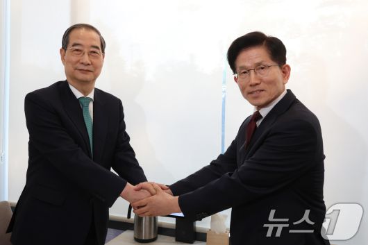 김문수 국민의힘 대통령 후보와 한덕수 무소속 예비후보가 7일 오후 서울 종로구의 한 식당에서 단일화 관련 회동을 하기 전 악수하고 있다. (공동취재) 2025.5.7/뉴스1 ⓒ News1 오대일 기자