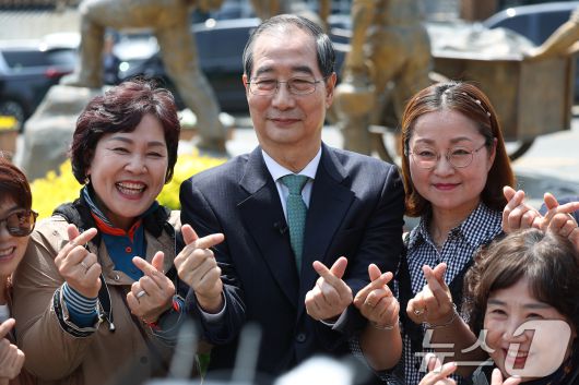 한덕수 무소속 대선 예비후보가 8일 오전 경북 구미시 박정희 전 대통령 생가를 찾아 지지자들과 기념촬영하고 있다. 2025.5.8/뉴스1 ⓒ News1 공정식 기자