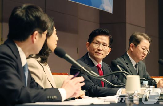 김문수 국민의힘 대선 후보가 8일 서울 중구 프레스센터에서 열린 관훈클럽 토론에 참석해 패널의 질의를 경청하고 있다. 2025.5.8/뉴스1 ⓒ News1 박세연 기자