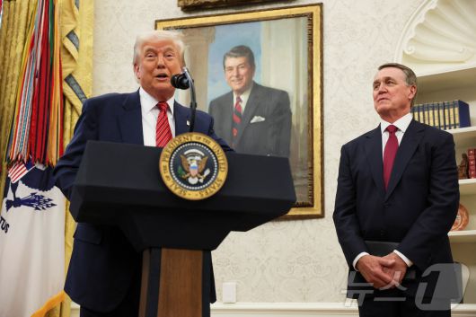 도널드 트럼프 미국 대통령이 2025년 5월 7일 미국 워싱턴 DC 백악관에서 데이비드 퍼듀 전 미국 상원의원(사진 오른쪽)의 신임 주중 미국 대사 취임 선서식에서 연설하고 있다. 2025.05.07 ⓒ 로이터=뉴스1 ⓒ News1 류정민 특파원