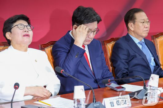 국민의힘 임이자 비대위원(왼쪽부터), 권성동 원내대표, 권영세 비상대책위원장이 8일 오전 서울 여의도 국회에서 열린 비상대책위원회의에서 생각에 잠겨 있다. 2025.5.8/뉴스1 ⓒ News1 안은나 기자