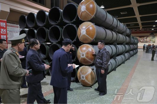 (평양 노동신문=뉴스1) = 북한 김정은 노동당 총비서가 포탄 공장을 찾아 포탄 생산 실적을 점검하는 모습. [국내에서만 사용가능. 재배포 금지. DB 금지. For Use Only in the Republic of Korea. Redistribution Prohibited] rodongphoto@news1.kr