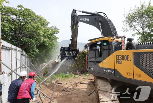 서울 마지막 달동네인 노원구 중계본동 '백사마을'에서 8일 오전 철거 작업이 시작되고 있다. 2025.5.8/뉴스1 ⓒ News1 김성진 기자