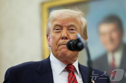 도널드 트럼프 미국 대통령이 7일(현지시간) 미국 워싱턴DC 백악관에서 열린 데이비드 퍼듀 전 상원의원의 신임 주중미국대사 취임 선서식에서 발언하고 있다. 2025.05.07 ⓒ 로이터=뉴스1 ⓒ News1 류정민 특파원