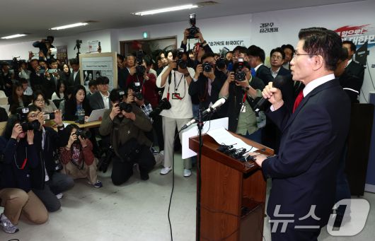 김문수 국민의힘 대통령 후보가 8일 오전 서울 여의도 자신의 캠프 사무실에서 단일화 관련 긴급 기자회견을 하고 있다. 2025.5.8/뉴스1 ⓒ News1 김민지 기자