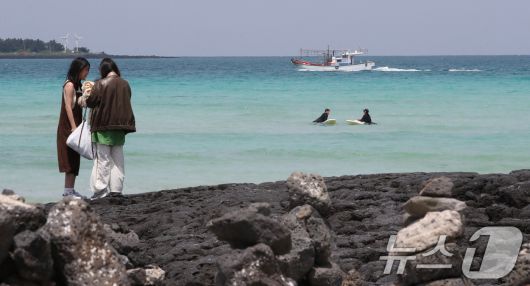 맑은 날씨를 보인 7일 오후 제주시 한림읍 협재해수욕장에서 관광객들이 가벼운 옷차림으로 즐거운 시간을 보내고 있다. 2025.5.7/뉴스1 ⓒ News1 오현지 기자