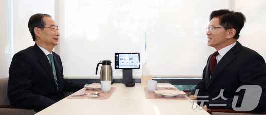 김문수 국민의힘 대선 후보와 한덕수 무소속 대선 예비후보가 7일 오후 서울 종로구의 한 음식점에서 열린 후보 단일화를 위한 회동에서 대화를 나누고 있다. (공동취재) 2025.5.7/뉴스1 ⓒ News1 오대일 기자