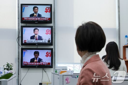 권성동 국민의힘 원내대표가 8일 오전 서울 여의도 국회 원내대표실에서 김문수 대통령 후보 기자회견을 시청한 뒤 비대위원회의로 향하고 있다. 김 후보는 "이 시간 이후 강제 후보 단일화라는 미명으로 정당한 대통령 후보 김문수를 끌어내리려는 작업에서 손을 떼라＂고 말했다. 2025.5.8/뉴스1 ⓒ News1 안은나 기자">