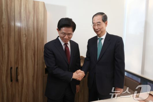 김문수 국민의힘 대통령 후보와 한덕수 무소속 예비후보가 7일 오후 서울 종로구의 한 식당에서 단일화 관련 회동을 하기 전 악수하고 있다. (공동취재) 2025.5.7/뉴스1 ⓒ News1 오대일 기자