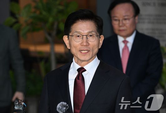 김문수 국민의힘 대선 후보가 7일 서울 종로구의 한 식당에서 한덕수 무소속 대선 예비후보와의 단일화 관련 회동을 마친 후 입장을 밝히고 있다. 뒤는 김재원 비서실장. (공동취재) 2025.5.7/뉴스1 ⓒ News1 오대일 기자