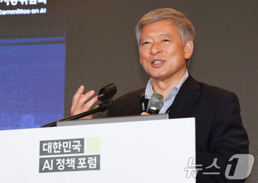 염재호 태재대 총장 겸 국가인공지능위원회 부위원장이 9일 서울 중구 롯데호텔 에서 열린 대한민국 AI정책 포럼에서 AI 3대 강국 도약을 위한 국가 AI 정책방향을 주제로 기조연설을 하고 있다. 2025.5.9/뉴스1 ⓒ News1 허경 기자