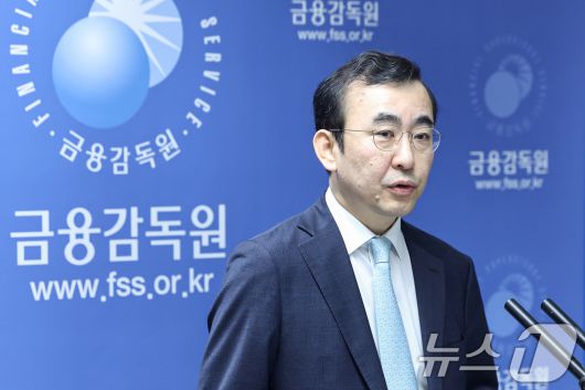 이세훈 금융감독원 수석부원장이 25일 오전 서울 영등포구 여의도 금감원에서 기업은행에서 발생한 882억원 규모의 부당 대출 건에 대한 검사 결과 브리핑을 하고 있다. 2025.3.25/뉴스1 ⓒ News1 민경석 기자
