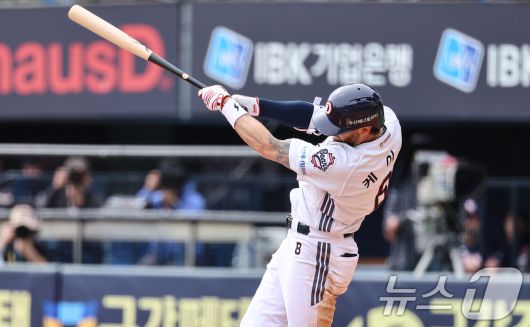 27일 서울 송파구 잠실야구장에서 열린 프로야구 '2025 신한 SOL 뱅크 KBO리그' 롯데 자이언츠와 두산 베어스의 경기, 4회말 무사 1루 상황에서 두산 케이브가 안타를 치고 있다. 2025.4.27/뉴스1 ⓒ News1 김도우 기자