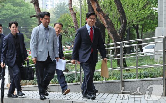 국민의힘으로부터 대통령선거 후보 자격이 취소된 김문수 후보가 10일 오후 서울 양천구 남부지방법원에서 열린 후보 선출취소 효력정지 가처분 심문기일에 출석하고 있다. 2025.5.10/뉴스1 ⓒ News1 장수영 기자