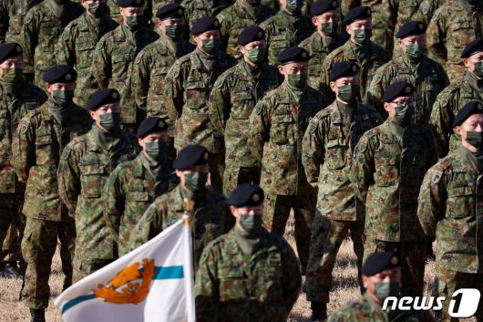 일본 후나바시 나라시노 훈련장에서 군사 훈련에 참여중인 일본 지상 자위대 제1공수여단 대원들의 모습 ⓒ 로이터=뉴스1 ⓒ News1 권진영 기자
