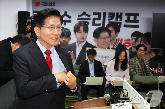 국민의힘으로부터 대통령선거 후보 자격이 취소된 김문수 후보가 10일 오전 서울 여의도에 마련된 대선 캠프 사무실에서 긴급기자회견을 하기 위해 단상에 서고 있다. 2025.5.10/뉴스1 ⓒ News1 장수영 기자