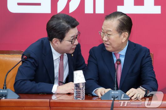 권영세 국민의힘 비상대책위원장이 10일 서울 여의도 국회에서 김문수 대통령 후보 자격 취소·한덕수 예비후보 입당 및 대선후보 등록 과정에 대해 기자회견을 하기 앞서 신동욱 수석대변인과 대화하고 있다. 2025.5.10/뉴스1 ⓒ News1 안은나 기자