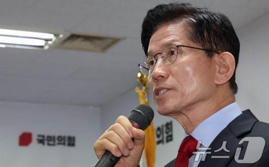 국민의힘으로부터 대통령선거 후보 자격이 취소된 김문수 후보가 10일 오전 서울 여의도에 마련된 대선 캠프 사무실에서 긴급기자회견을 하고 있다. 2025.5.10/뉴스1 ⓒ News1 장수영 기자