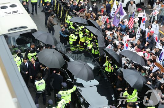 국민의힘에 입당한 한덕수 대선 예비후보가 10일 서울 여의도 중앙당사에서 긴급 기자회견을 하기 위해 당사로 들어서고 있다. 오른쪽은 김문수 후보 지지자들. 2025.5.10/뉴스1 ⓒ News1 안은나 기자