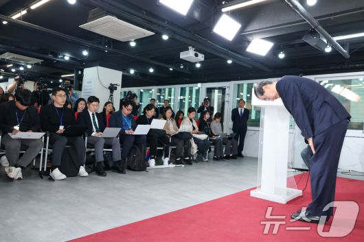 국민의힘에 입당한 한덕수 대선 예비후보가 10일 서울 여의도 중앙당사에서 현안 관련 긴급 기자회견을 마친 후 인사하고 있다. 2025.5.10/뉴스1 ⓒ News1 안은나 기자