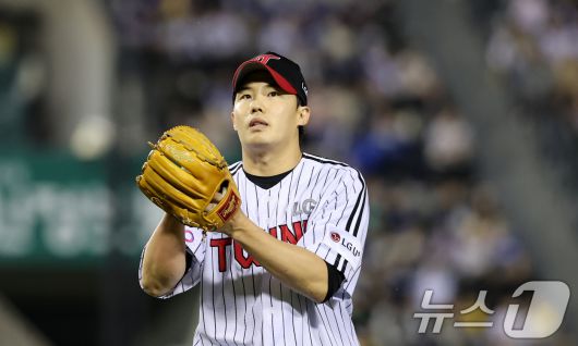 16일 서울 송파구 잠실야구장에서 열린 프로야구 '2025 신한 SOL 뱅크 KBO리그' 삼성 라이온즈와 LG 트윈스의 경기, 4회초 삼성 공격을 막아낸 LG 선발투수 임찬규가 더그아웃으로 향하고 있다. 2025.4.16/뉴스1 ⓒ News1 이승배 기자