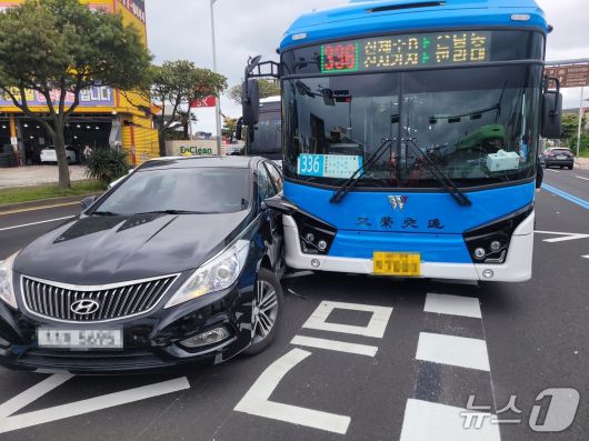 10일 제주시 오라동에서 발생한 공영버스-승용차 사고 현장.(제주소방안전본부 제공. 재판매 및 DB 금지)