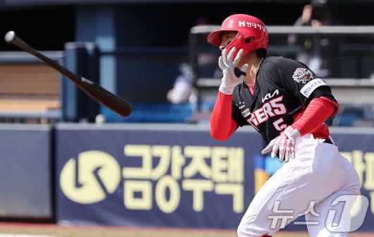 14일 서울 송파구 잠실야구장에서 열린 2025 프로야구 KBO리그 KIA 타이거즈와 두산 베어스의 시범경기, KIA 김도영이 1회초 무사 2루에서 적시 2루타를 치고 있다. 2025.3.14/뉴스1 ⓒ News1 김진환 기자