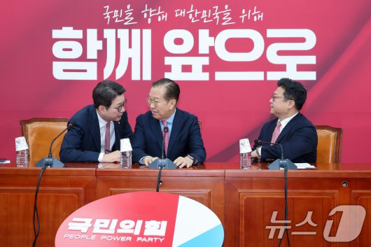 권영세 국민의힘 비상대책위원장이 10일 서울 여의도 국회에서 김문수 대통령 후보 자격 취소·한덕수 예비후보 입당 및 대선후보 등록 과정에 대해 기자회견을 하기 앞서 신동욱 수석대변인과 대화하고 있다. 오른쪽은 강명구 비서실장. 2025.5.10/뉴스1 ⓒ News1 안은나 기자