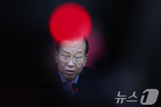 권영세 국민의힘 비상대책위원장이 10일 서울 여의도 국회에서 김문수 대통령 후보 자격 취소·한덕수 예비후보 입당 및 대선후보 등록 과정에 대해 기자회견을 하고 있다. ⓒ News1 안은나 기자