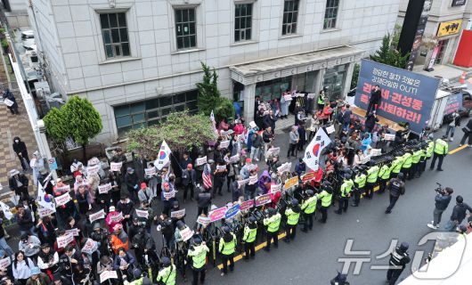 국민의힘이 대통령 후보 교체 절차를 밟은 10일 김문수 후보 지지자들이 서울 여의도 당사 앞에서 권영세 비상대책위원장과 권성동 원내대표 사퇴를 촉구하고 있다. 2025.5.10/뉴스1 ⓒ News1 안은나 기자